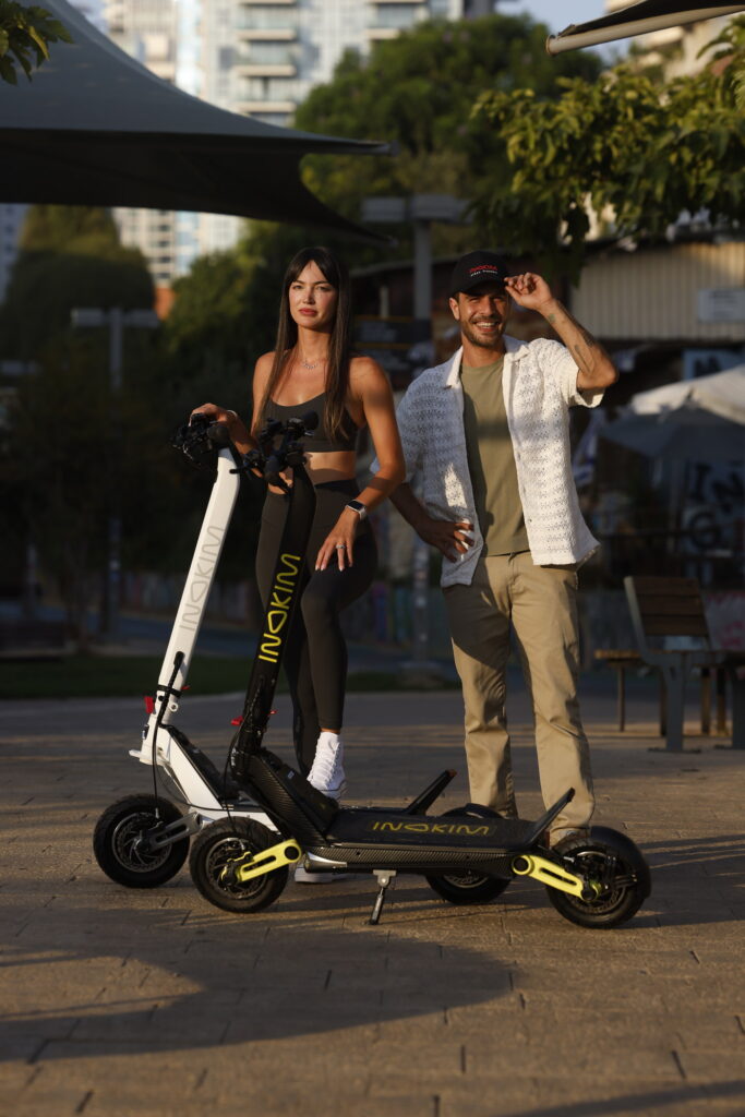 זוג תל אביבי עם קורקינט חשמלי ברחוב